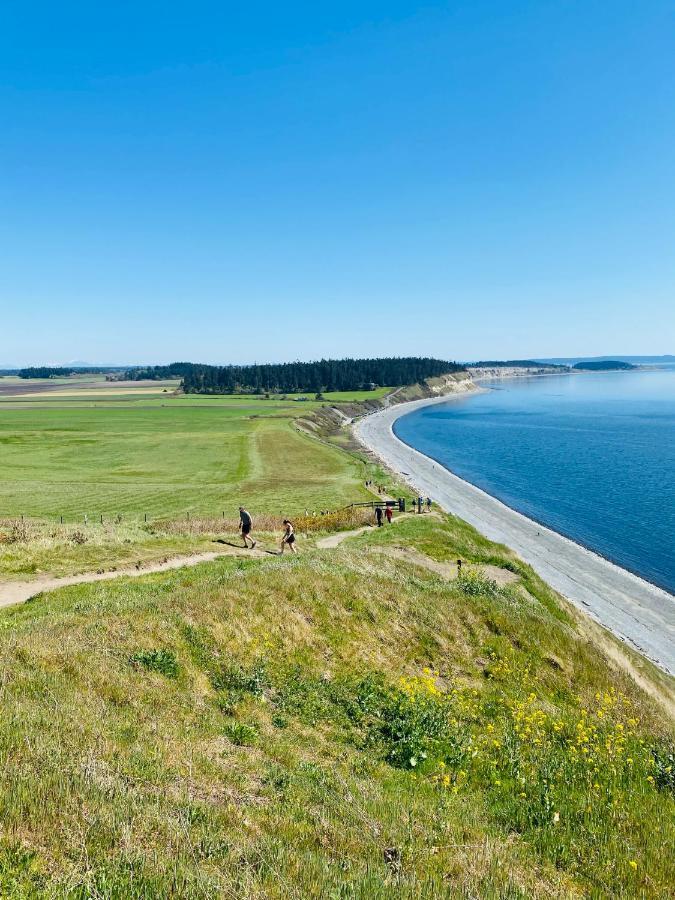 Coachman Inn Oak Harbor Bagian luar foto